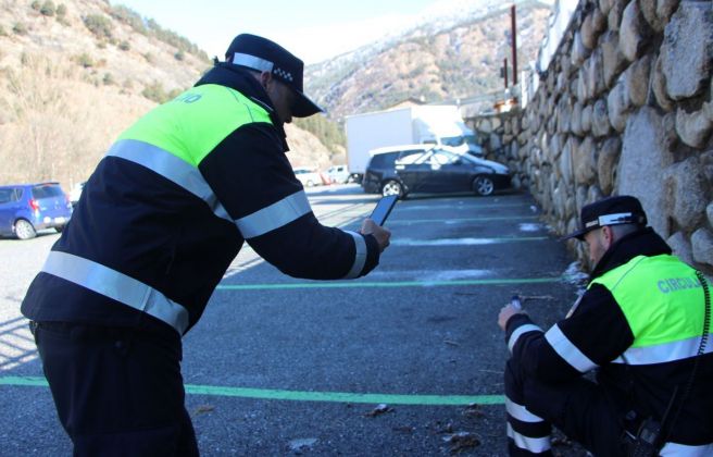 El comú dOrdino imposa sis multes a propietaris de gossos per no