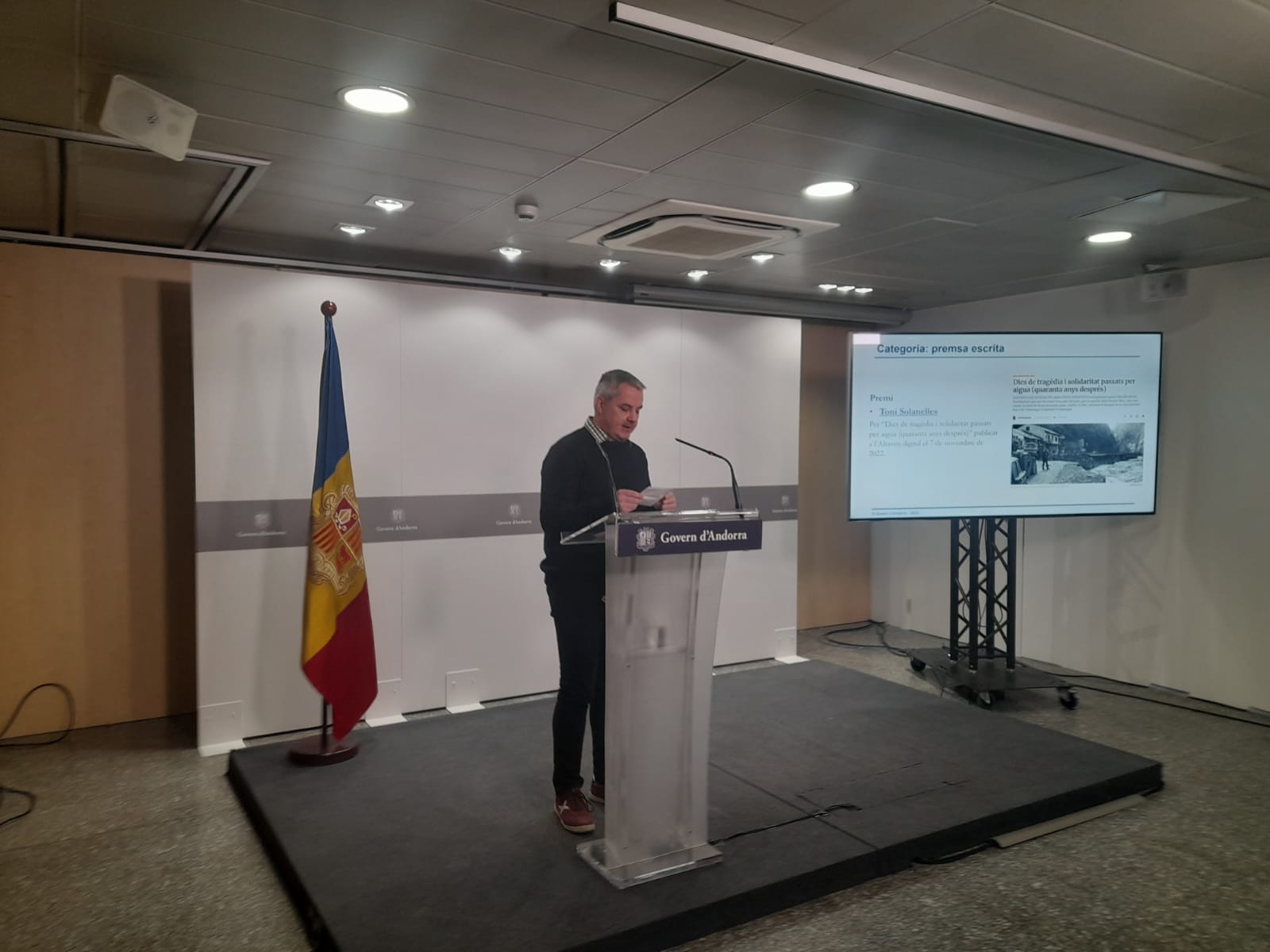 Toni Solanelles després de rebre el premi Pirenne. Toni Solanelles després de rebre el premi Pirenne.