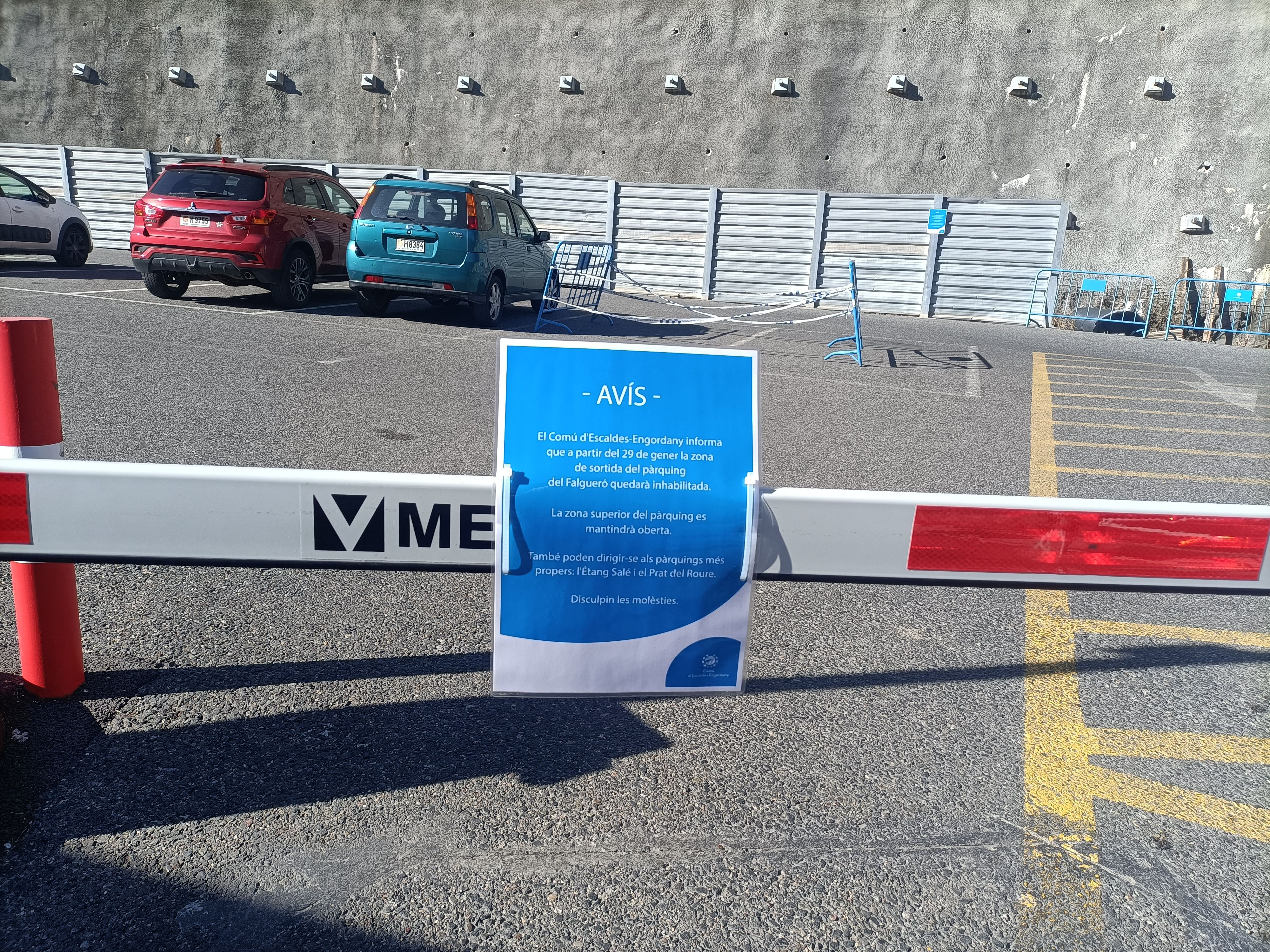 Un cartell a l'entarda de l'aparcament informant de les afectacions. Un cartell a l'entarda de l'aparcament informant de les afectacions.