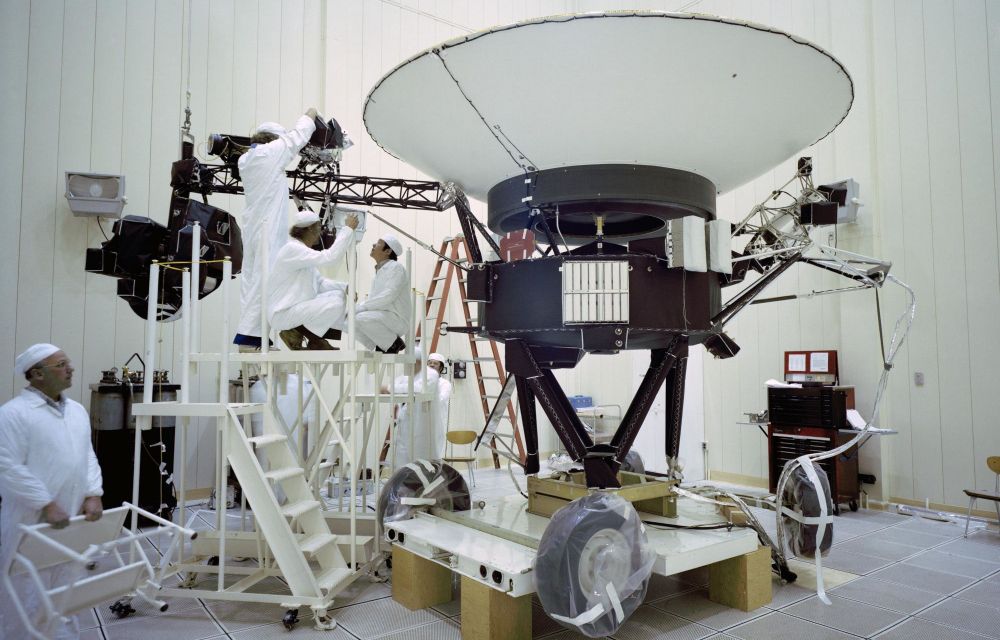 La Voyager 1 en el banc de proves abans del llançament al 1977. Crèdit: NASA/JPL