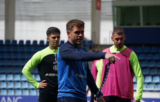 Ferran Costa, donant ordres en l'últim entrenament previ al partit de diumenge.