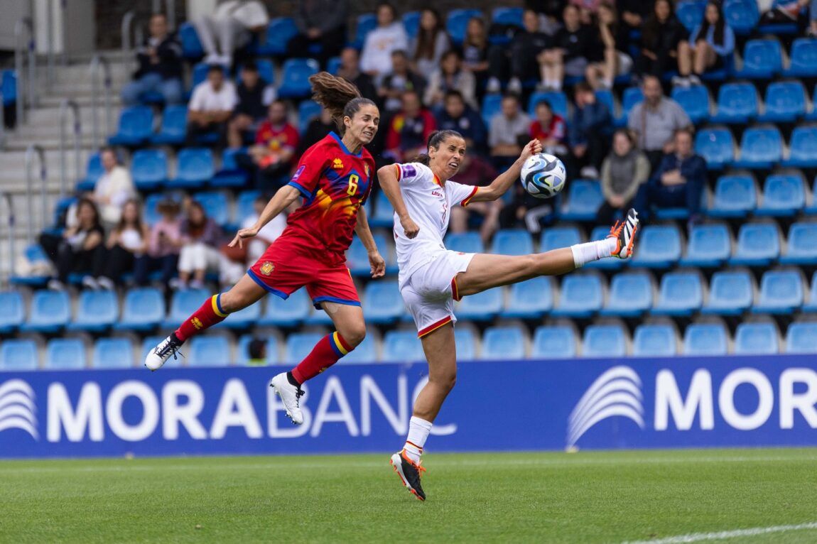 Tere Morató en una jugada contra Montenegro.