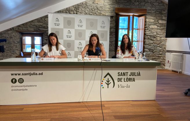 La tècnica en Joventut, Lídia Rebés, la cònsol menor, Sofia Cortesao, i la directora de la Ludoscola, Marta Comella, en roda de premsa.