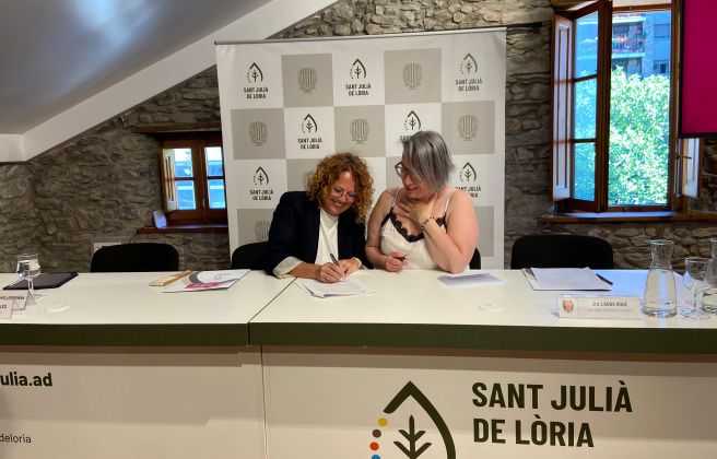 La consellera de Cultura de Sant Julià, Teresa Areny, signa el conveni amb Manoli Perpiñán, directora del FesTac.