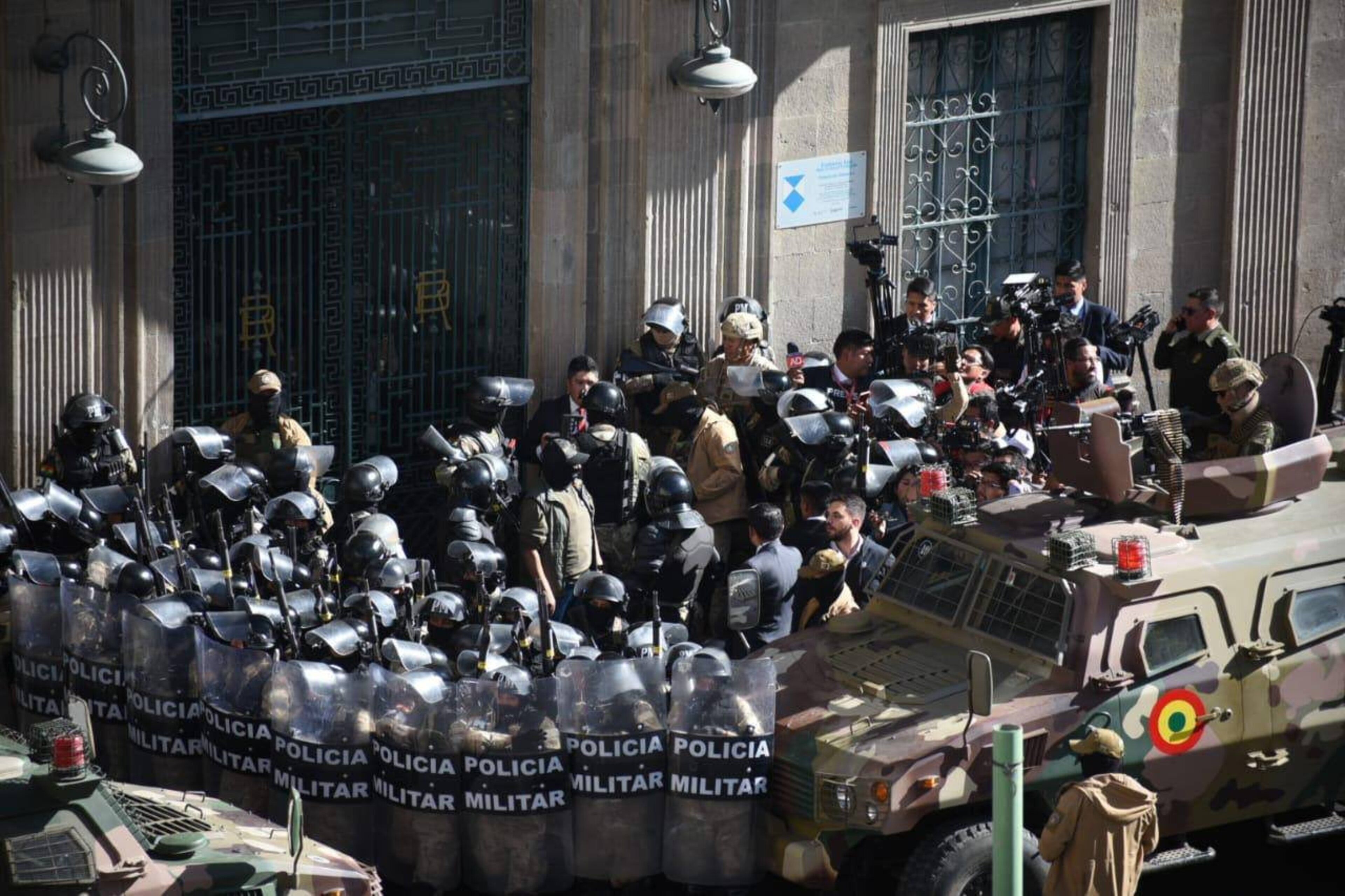 Policia militar i vehicles militars mobilitzats a La Paz.