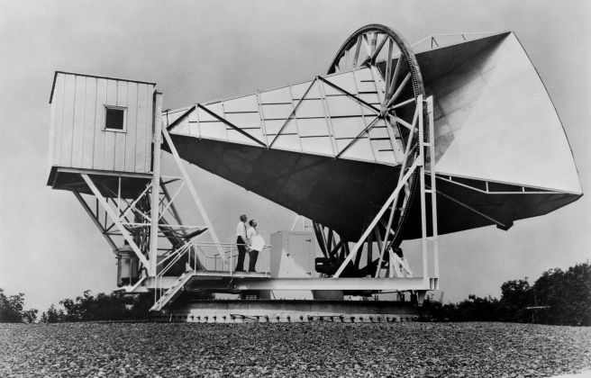 Penzias i Wilson sota l'antena Holmdel de Bell Labs - Crèdit: NASA