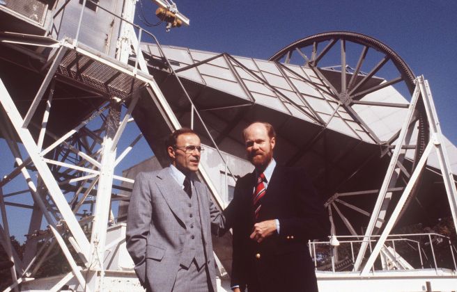 Penzias i Wilson posant davant de l'antena al 1978 quan van rebre el premi Nobel - Crèdit: Nokia Bell Labs