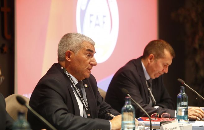 El president de la FAF, Félix Álvarez, liderant l'assemblea general.