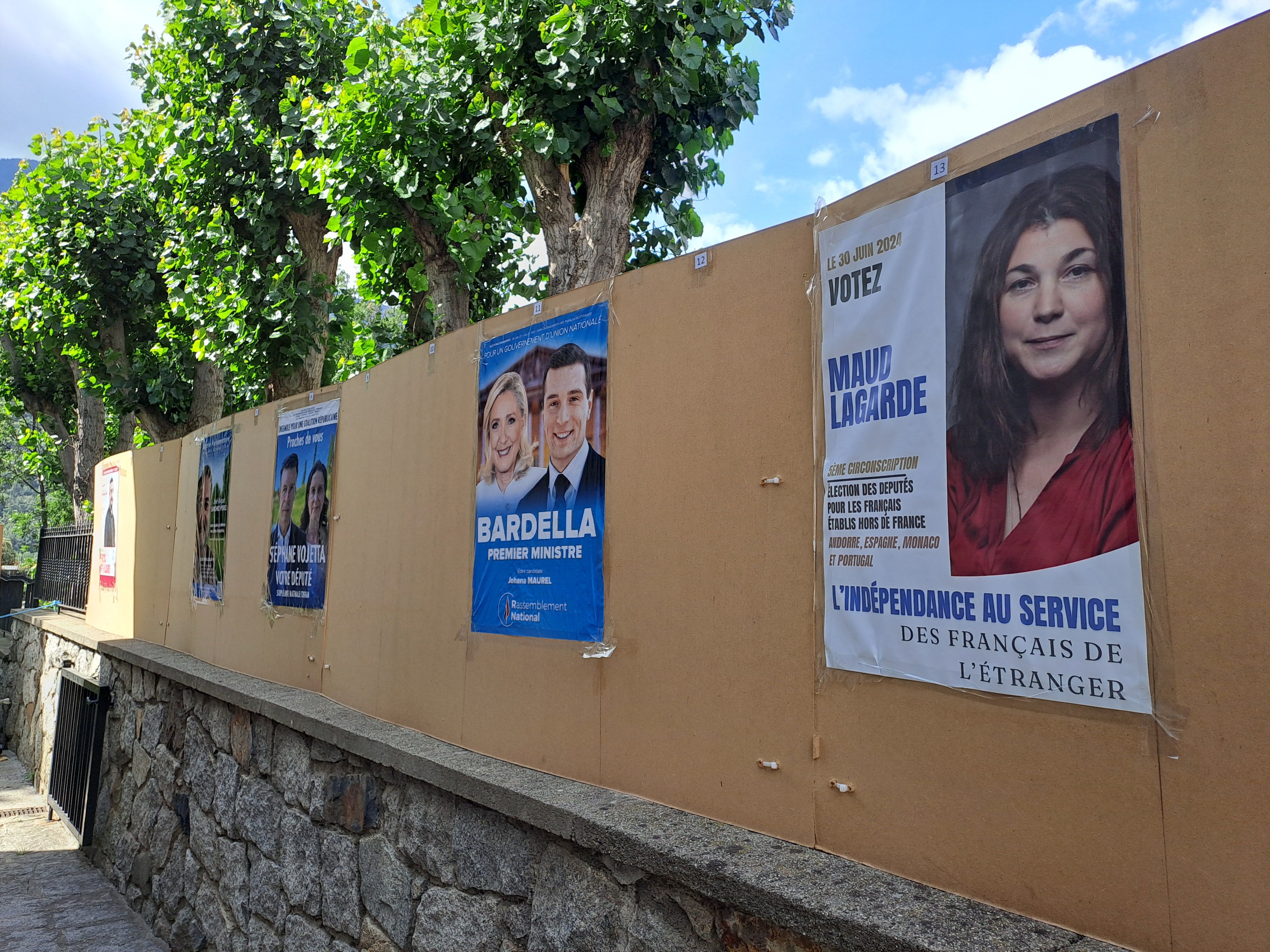 Cartells electorals exposats a l'ambaixada.