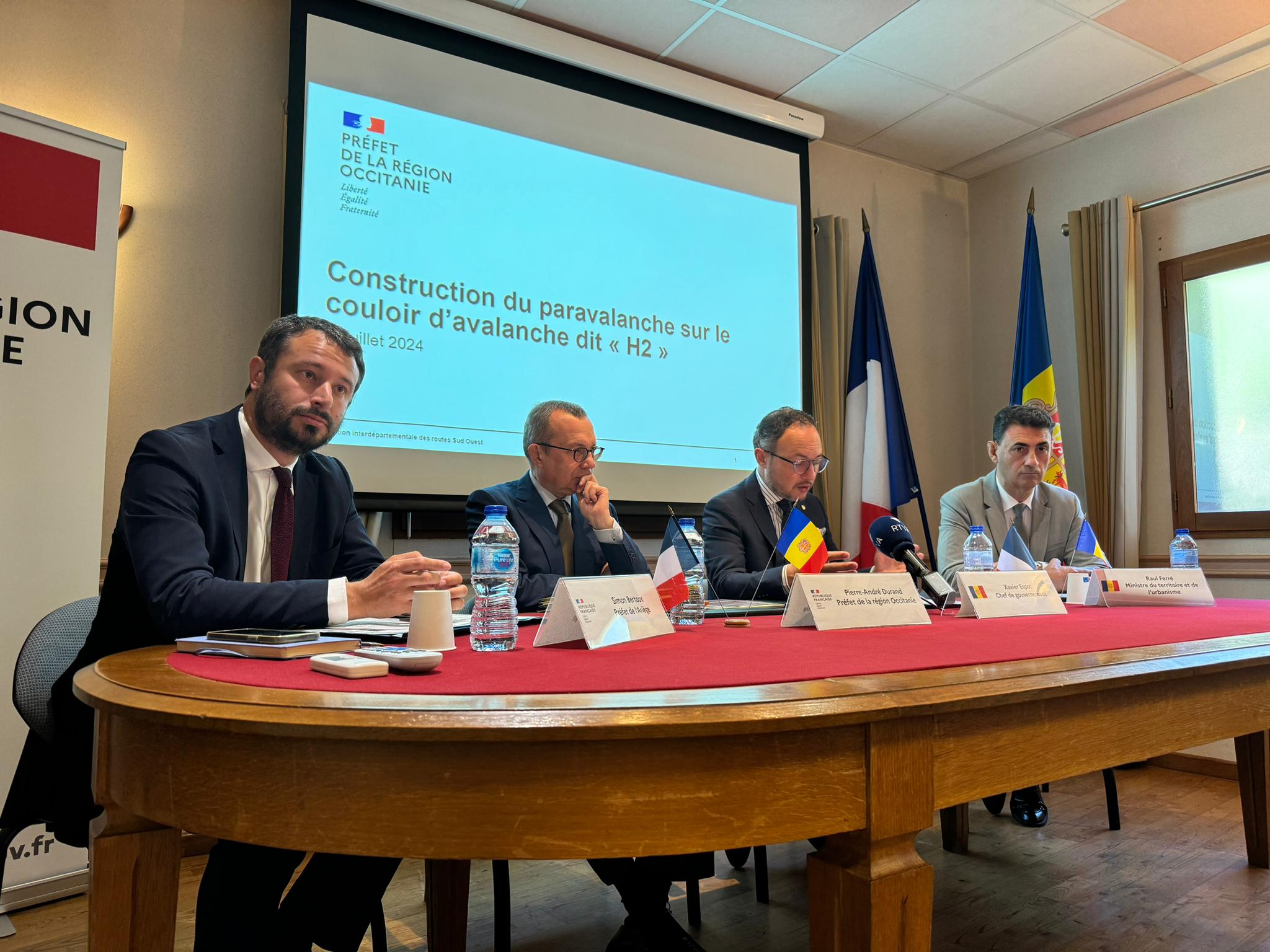 Els prefectes de l'Arieja i Occitània amb el cap de Govern i el ministre de Territori.