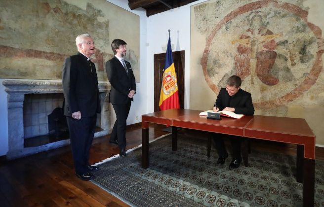 Serrano Pentinat signant el lilbre d'honor.