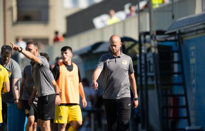 Boris Antón, a la zona tècnica durant l'inici del partit. 