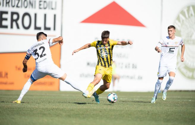 El partit s'ha disputat a més de 35 graus a l'estadi Zahir Pajaziti. 