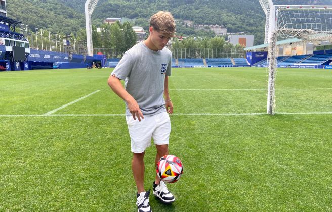 Cerdà, fent tocs amb el merchandising de l'FC Andorra a l'Estadi Nacional. 