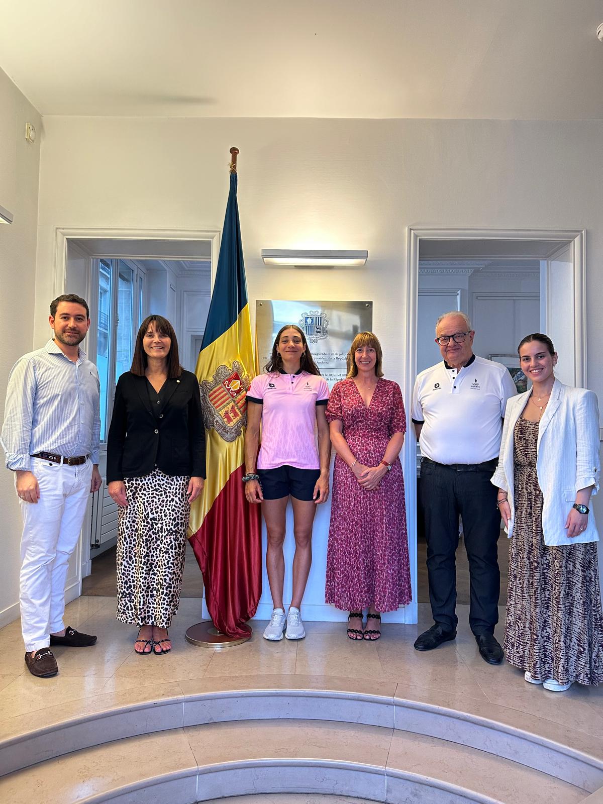 Les autoritats governamentals i del COA reben a Mònica Doria a l'ambaixada d'Andorra a França abans de l'inici dels Jocs.