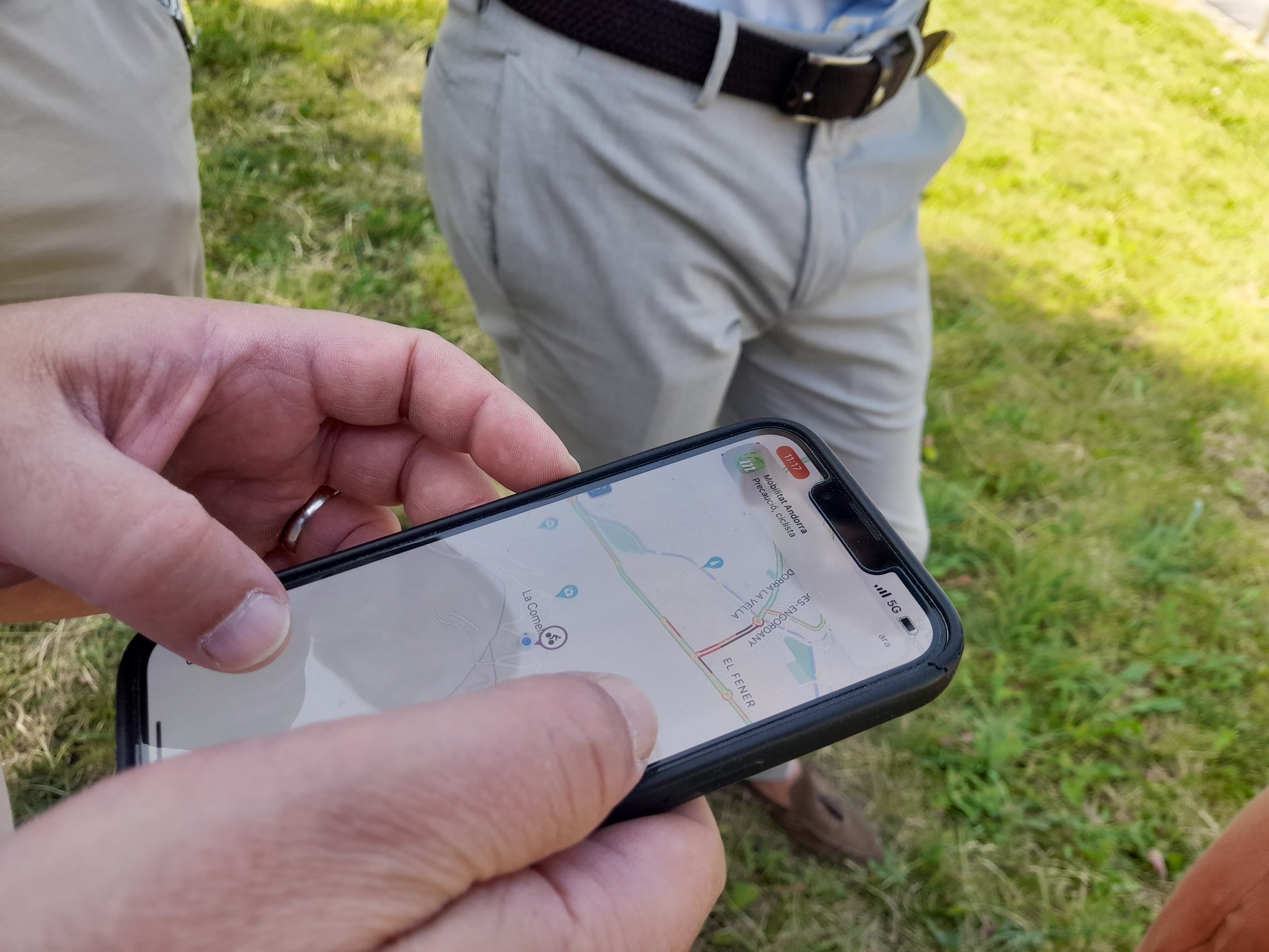 L'app de Mobilitat alerta de la presència d'un ciclista a la carretera.