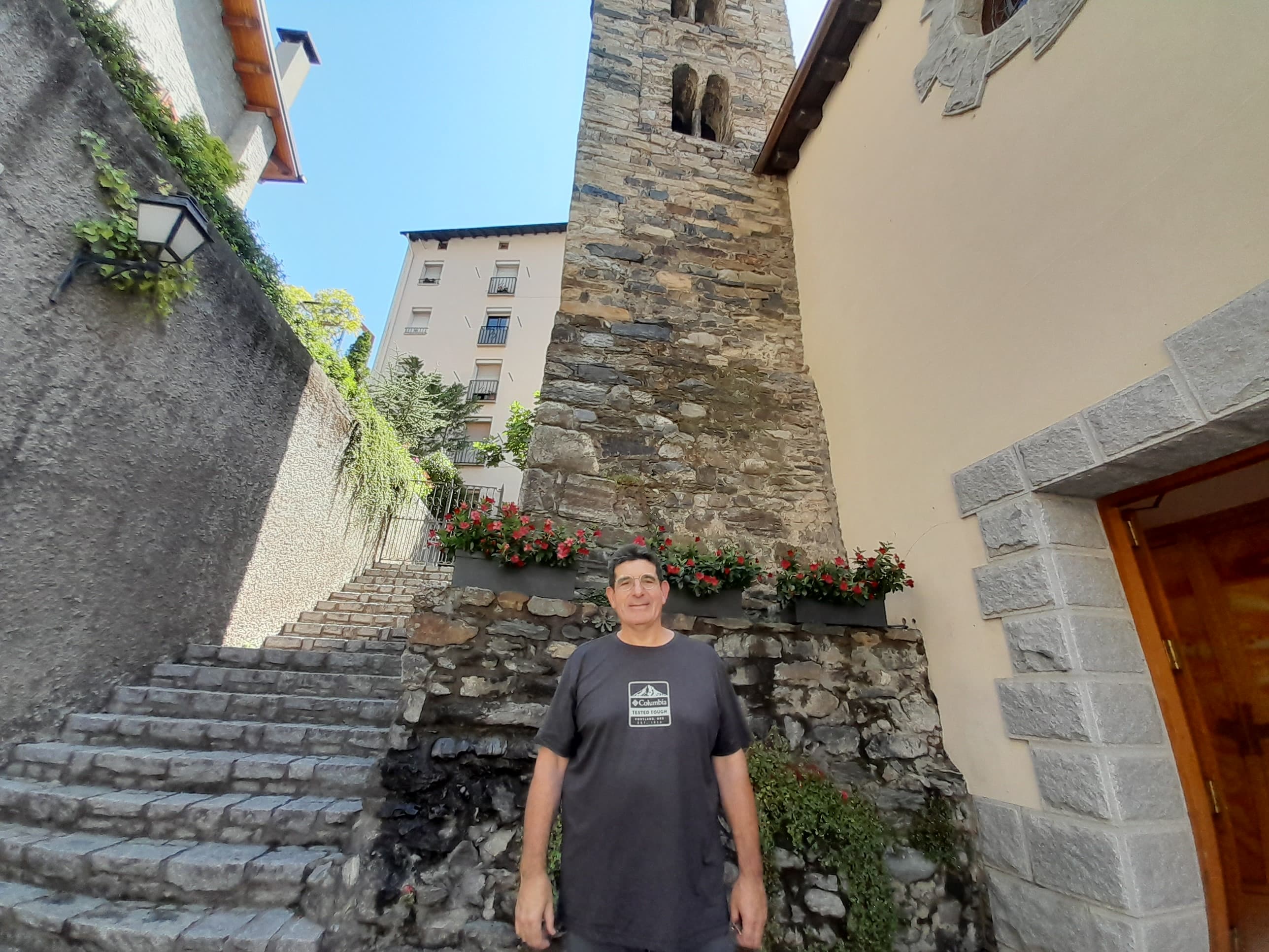 Jordi González, a l'entrada de l'església de Sant Germà i Sant Julià.