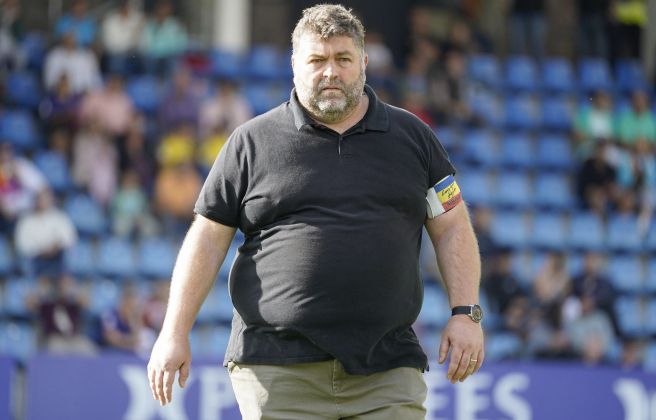 El delegat de l'FC Andorra, a punt per seure a la banqueta de l'Estadi Nacional. 