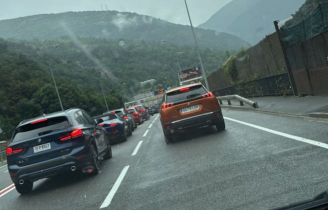 Cues de sortida en direcció a Espanya.