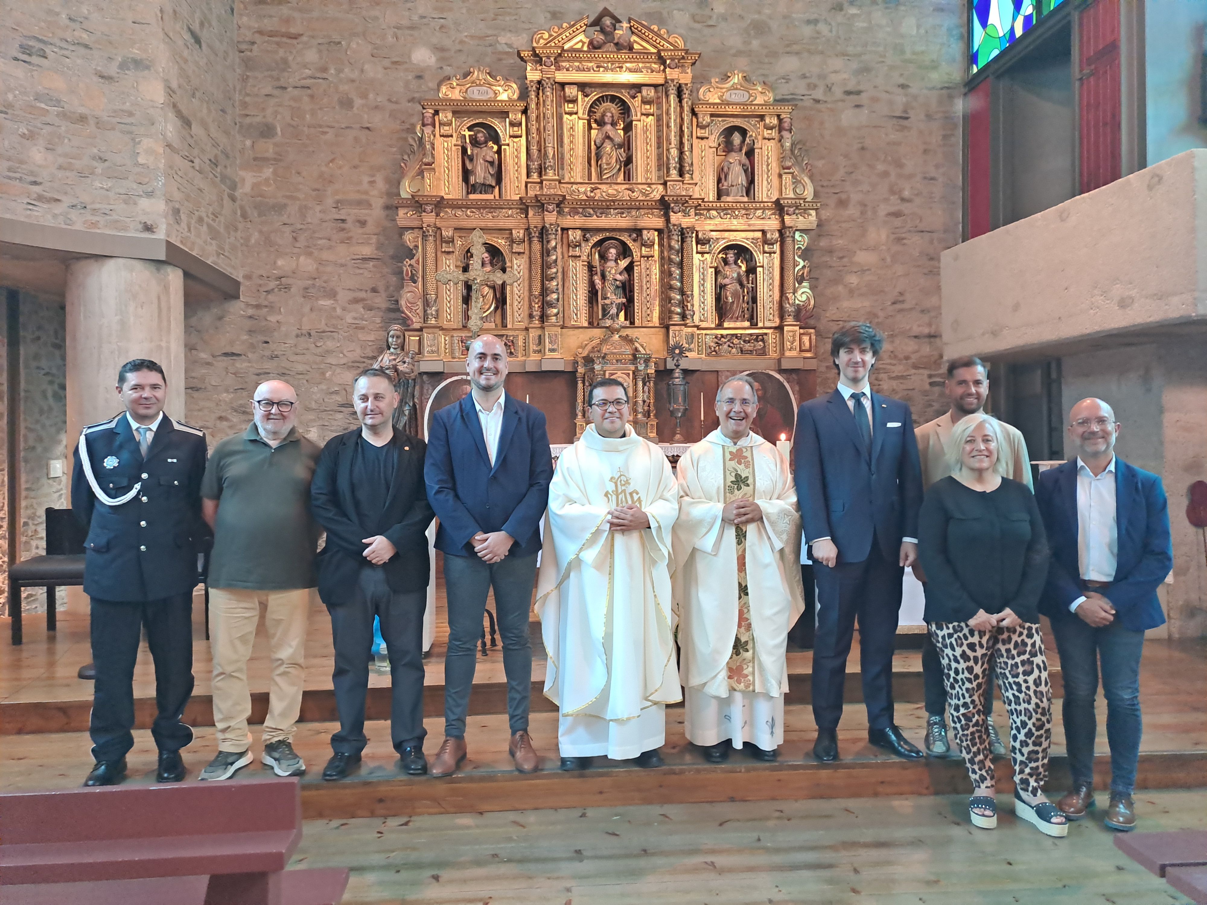 Foto de família de les autoritats després de la missa.