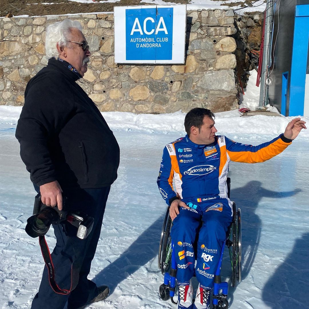 Pino, conversant amb Albert Llovera damunt la neu. 