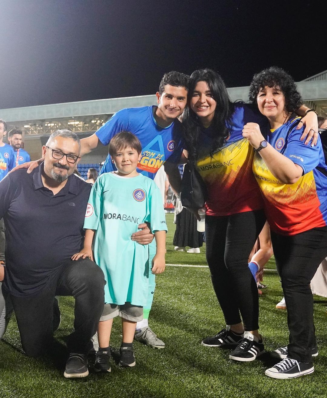 Ratti, celebrant l'ascens a Segona divisió amb la seva família. 