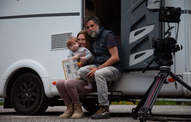 Actriu protagonista, actriu secundària, director, càmera i autocaravana, la família de 'Skye'. Actriu protagonista, actriu secundària, director, càmera i autocaravana, la família de 'Skye'.