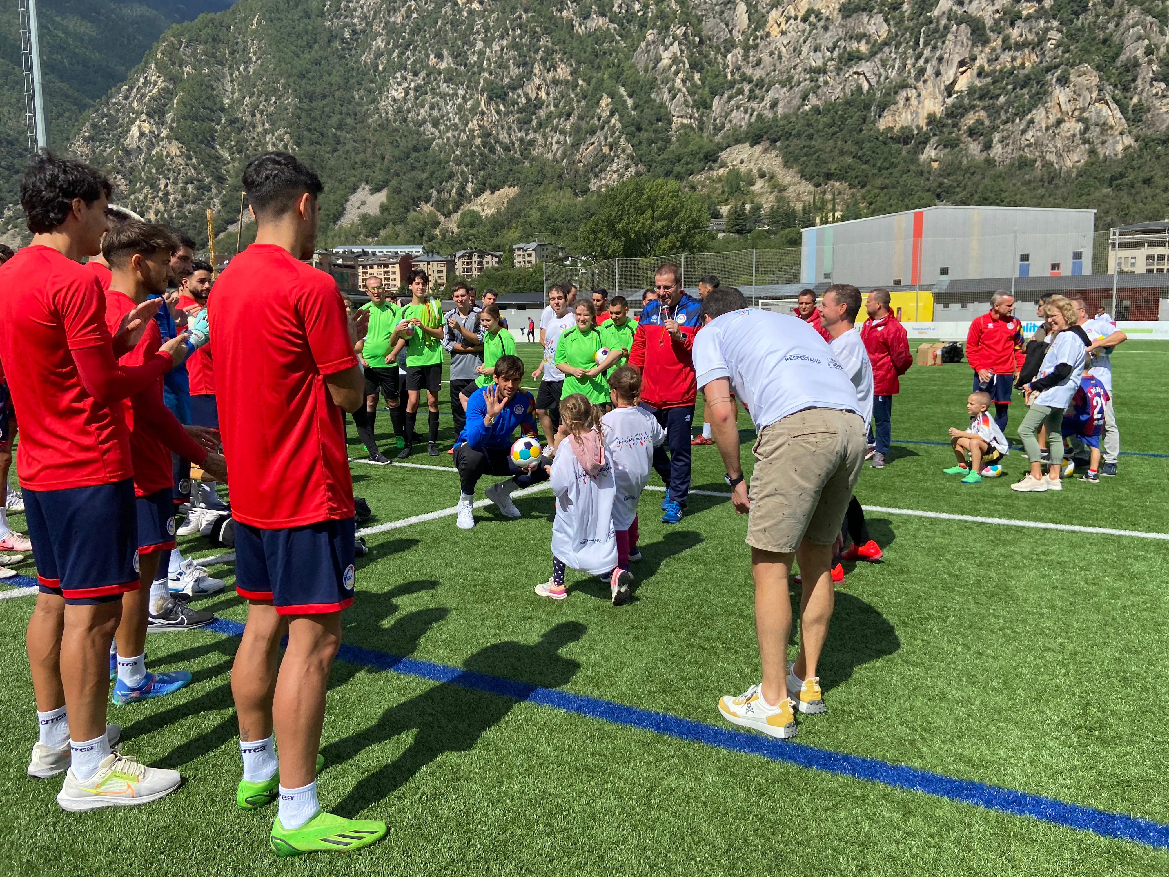 El porter de la selecció, Iker Álvarez, entregant un premi del sorteig. 