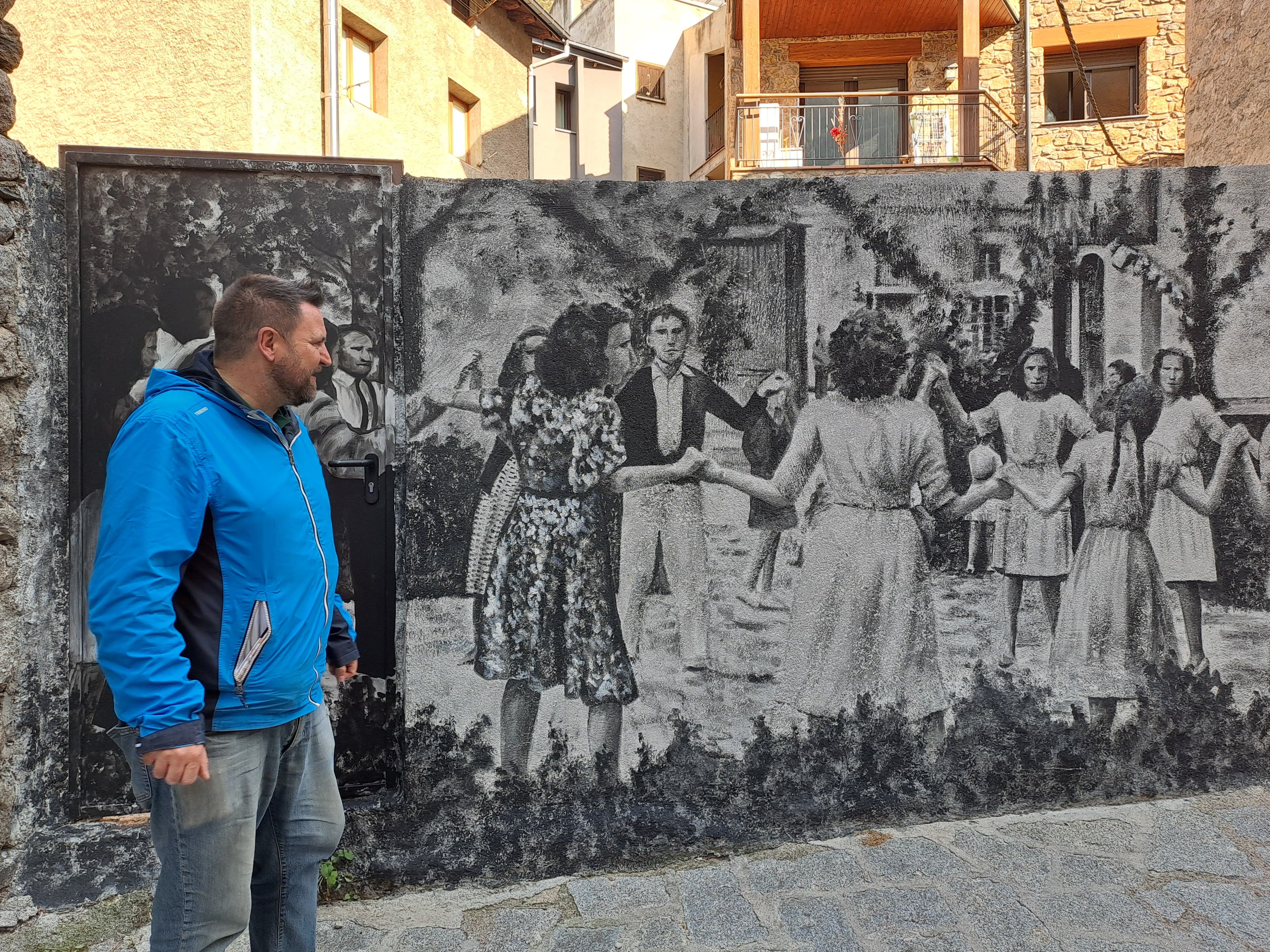 Lizarte, contempla un dels murals del nucli tradicional de la Mosquera a Encamp.