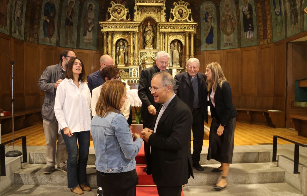 Rosa Gili conversa amb Toni Elvira mentre es prepara la foto de família.