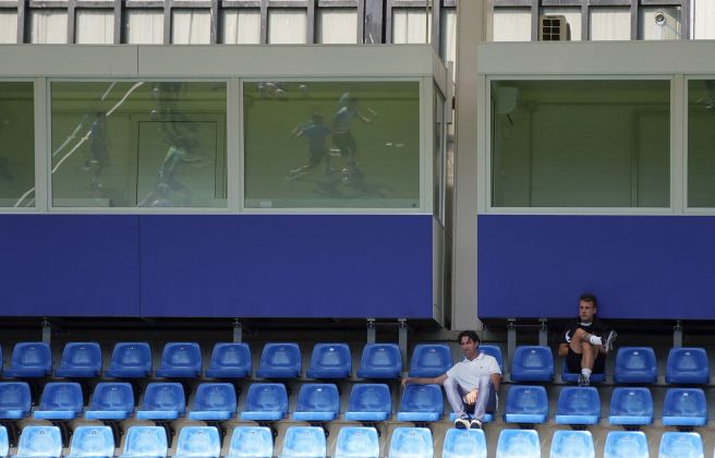 Nogués i David Férriz, asseguts a la grada de l'Estadi Nacional.