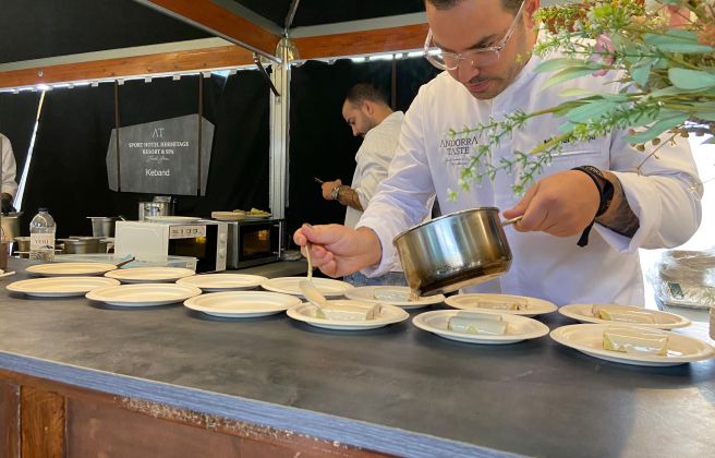 El xef del Celler d'en Toni, Marcel Besolí, emplatant el caneló de galta de vedella amb beixamel de foie i bolets de temporada.