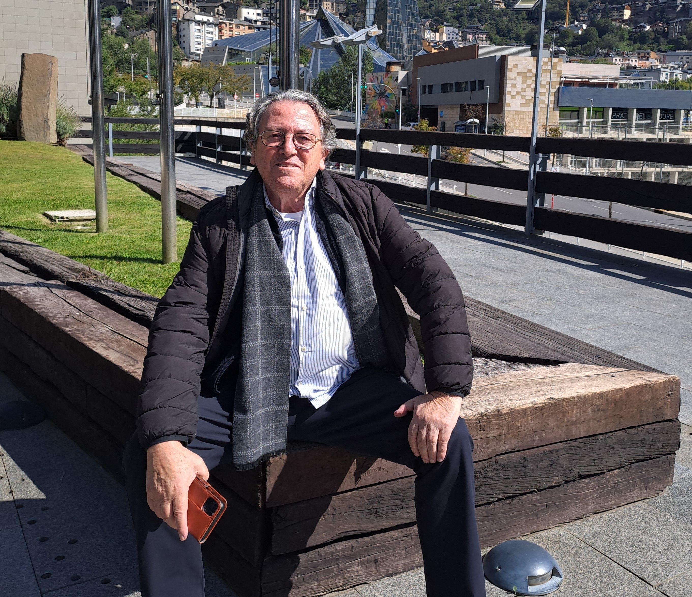 Dolsa, assegut en un banc a Escaldes-Engordany a l'exterior d'un dels seus negocis de restauració.