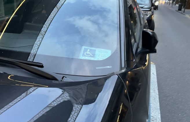 Targeta d’aparcament per a persones amb mobilitat reduïda. Targeta d’aparcament per a persones amb mobilitat reduïda.