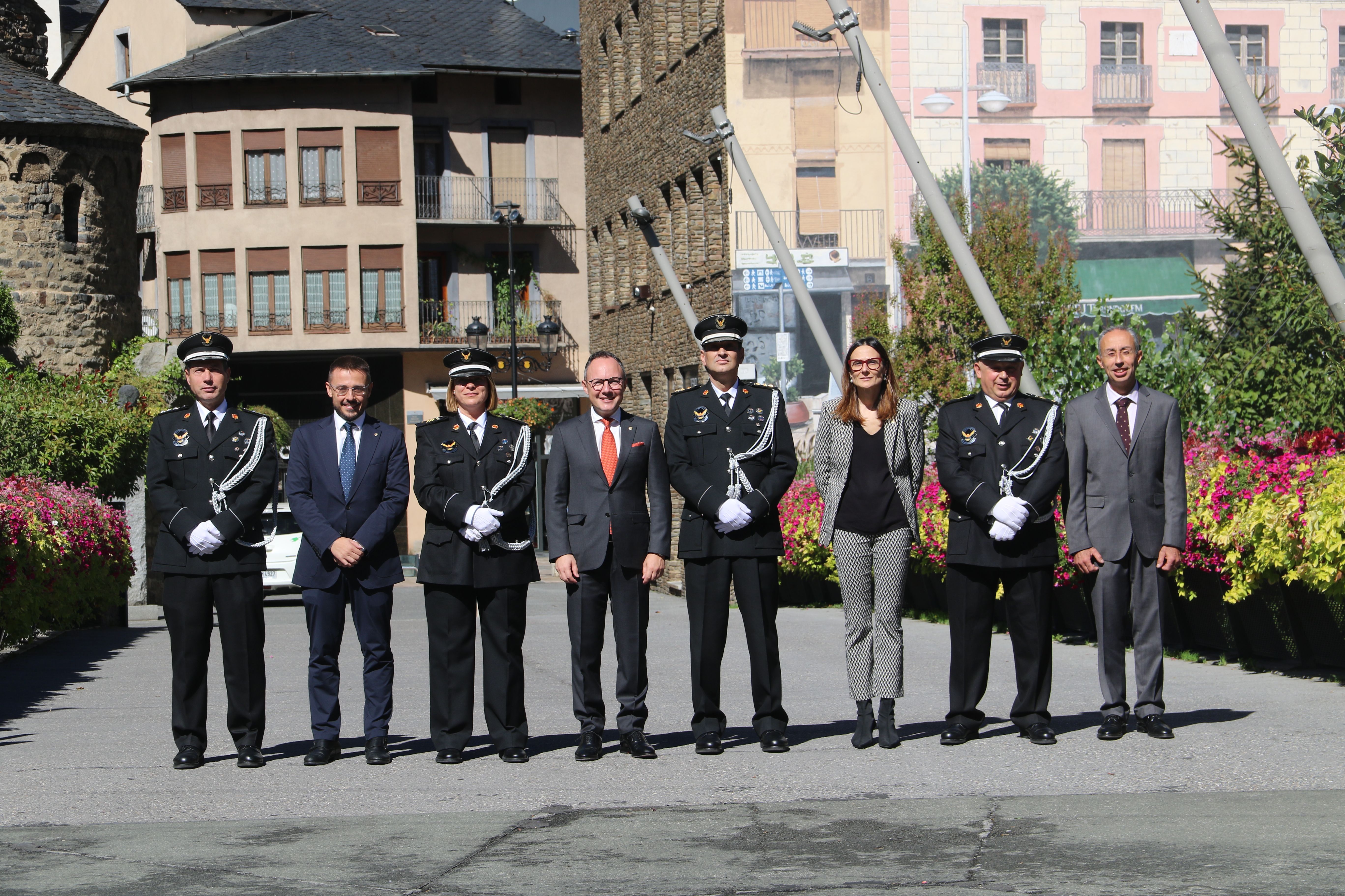 Una imatge dels condecorats amb el cap de Govern, la ministra i el secretari d'Estat.