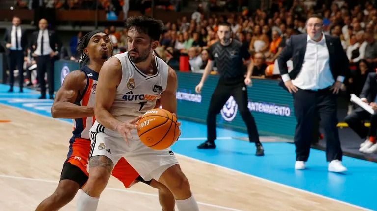 Esteve, al fons de la imatge amb Campazzo de protagonista. FOTO: Marcos Míguez