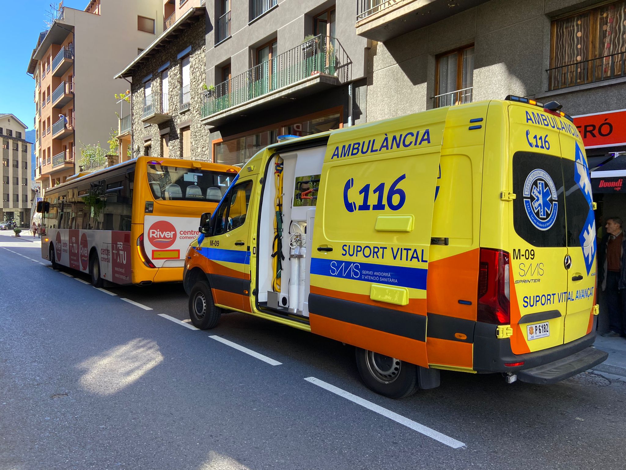 El bus i l'ambulància que ha fet l'atenció mèdica al ferit.