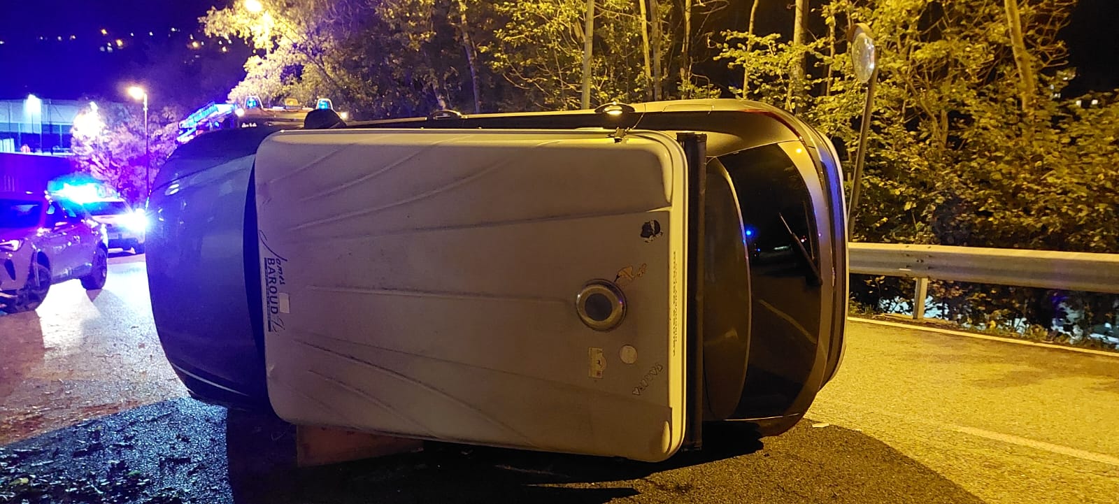 L'estat del cotxe que ha bolcat a la carretera d'Anyós.