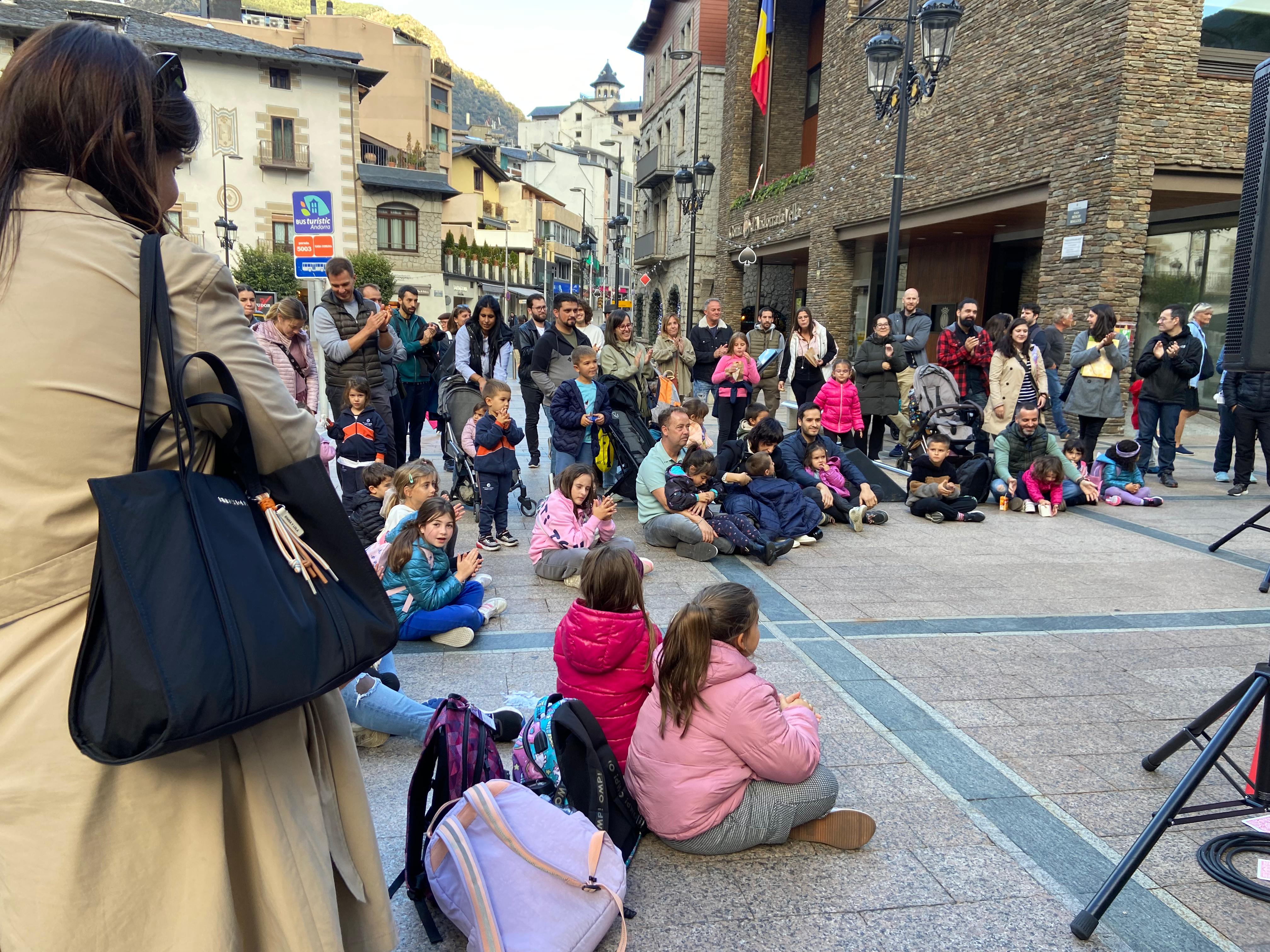 De mica en mica, la plaça Príncep Benlloch s'ha emplenat de gent. 