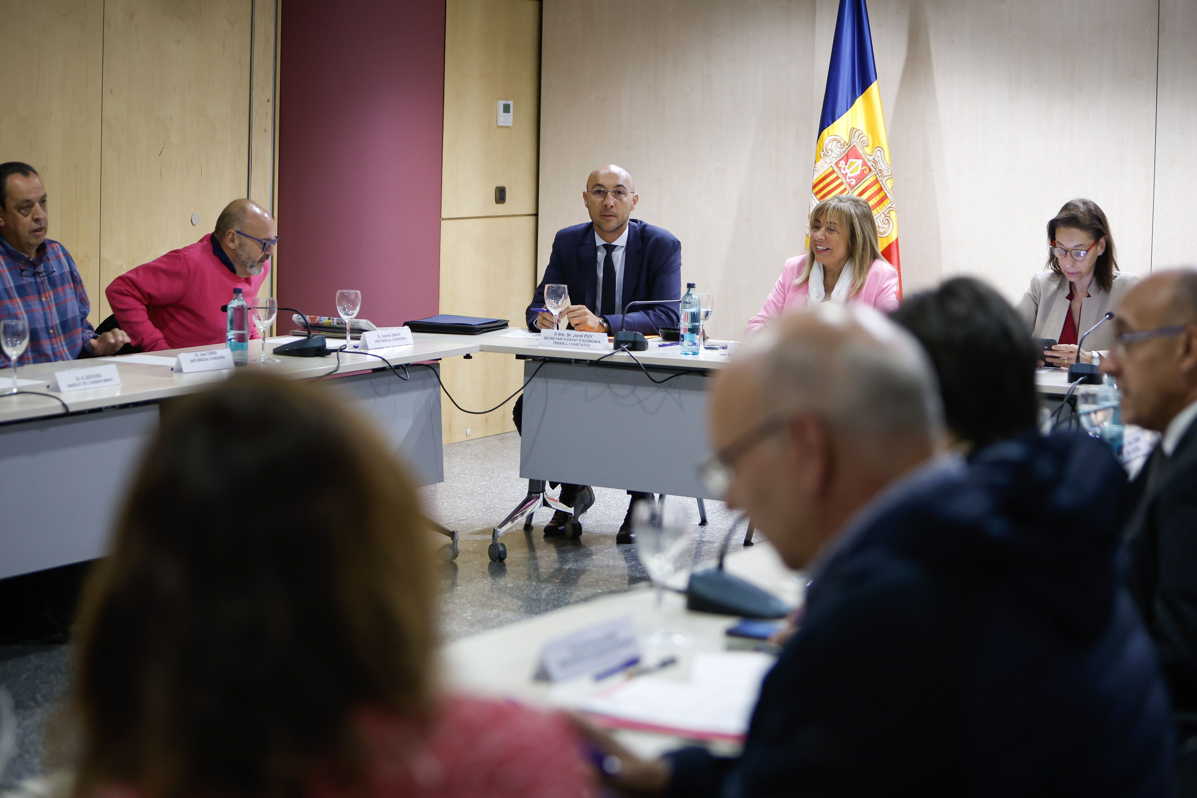 Un moment de la reunió del CES, aquest matí, amb els sindicalistes a l'esquerra.