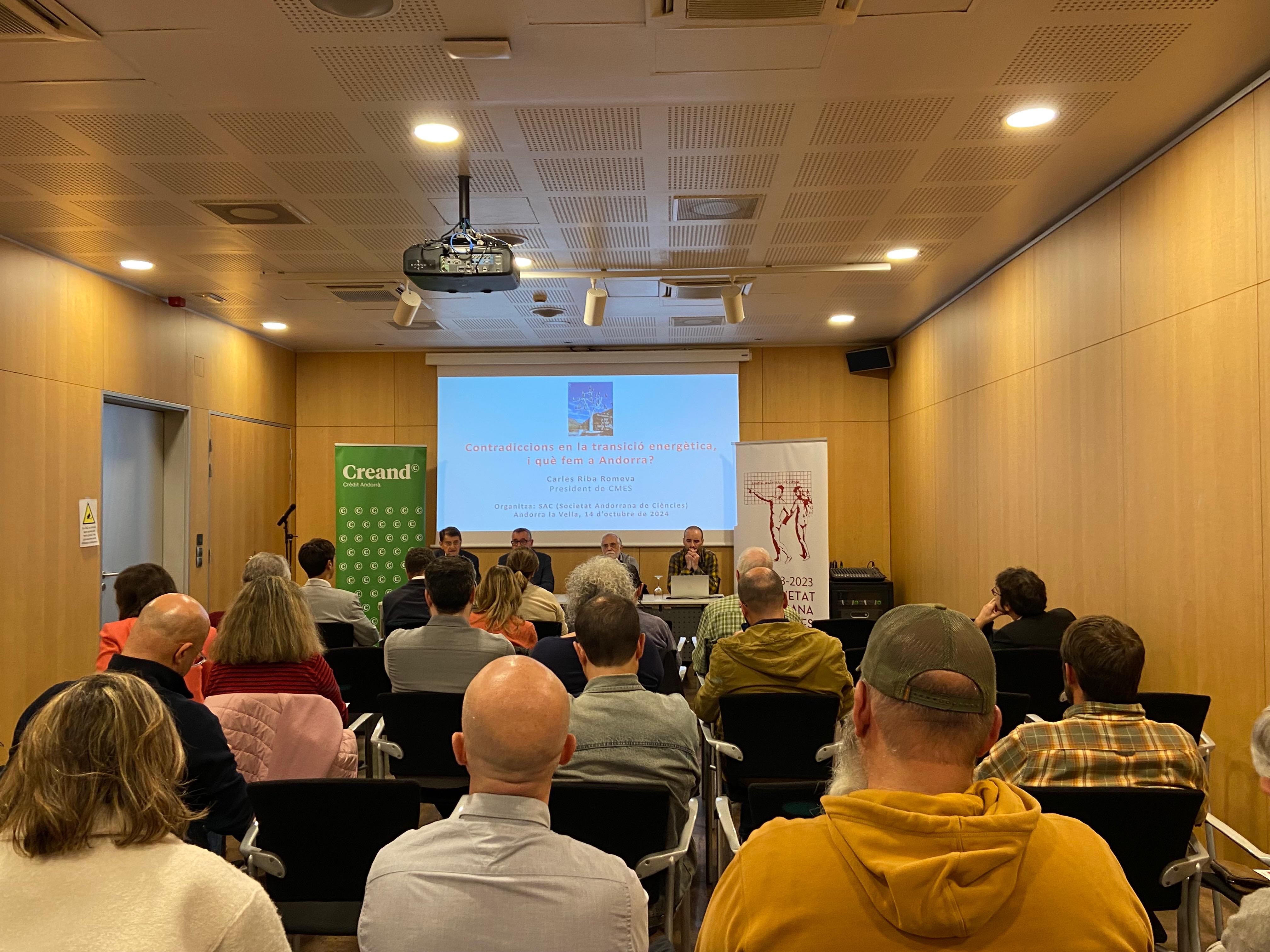 La conferència ha aplegat una gran quantitat de persones a la sala ària del Centre de Congressos.