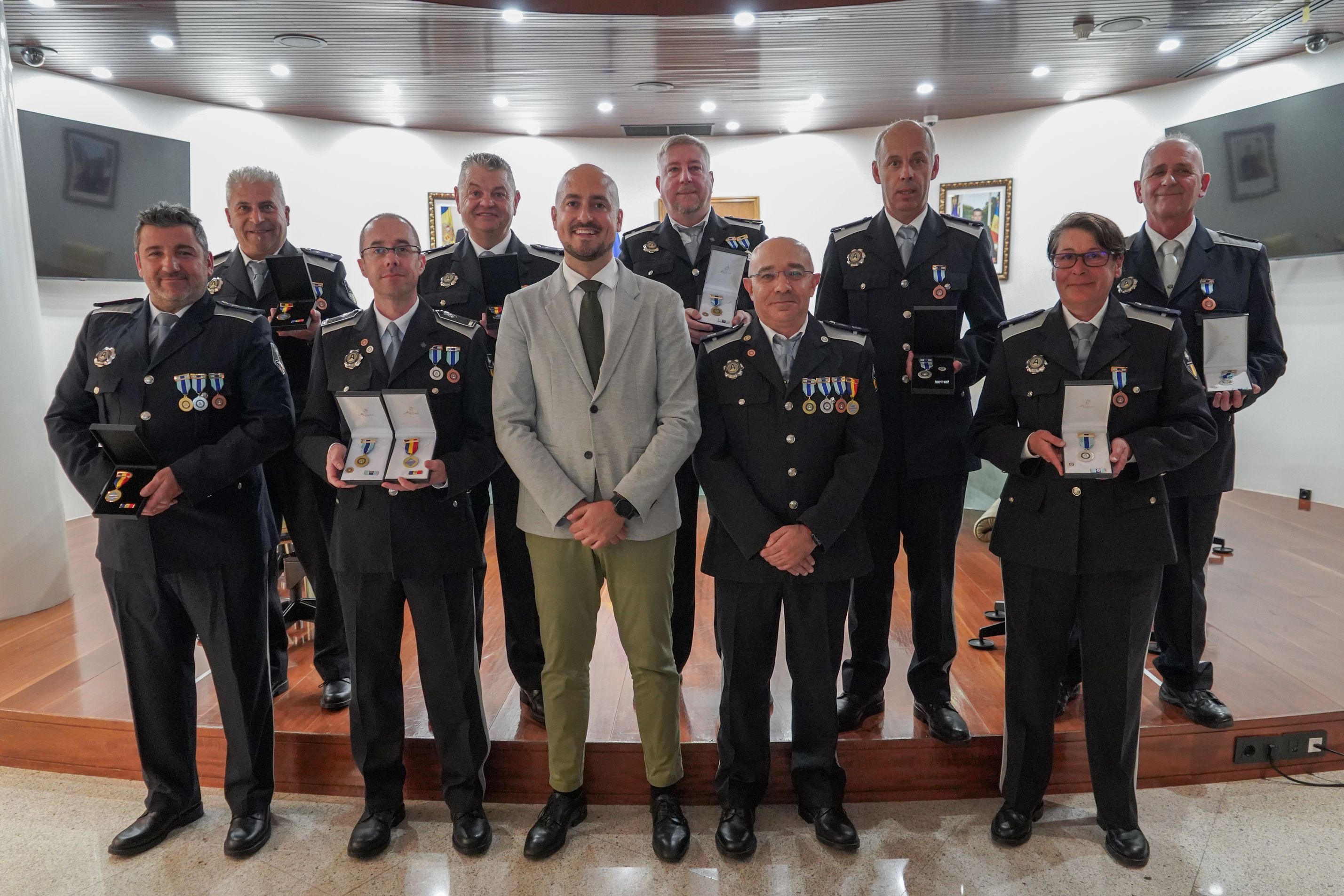 Encamp entrega les medalles de reconeixement a vuit agents de circulació per la seva feina durant més de 20 anys.