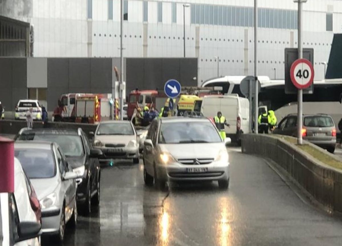 Efectius dels cossos de seguretat treballant a la zona de l'accident.