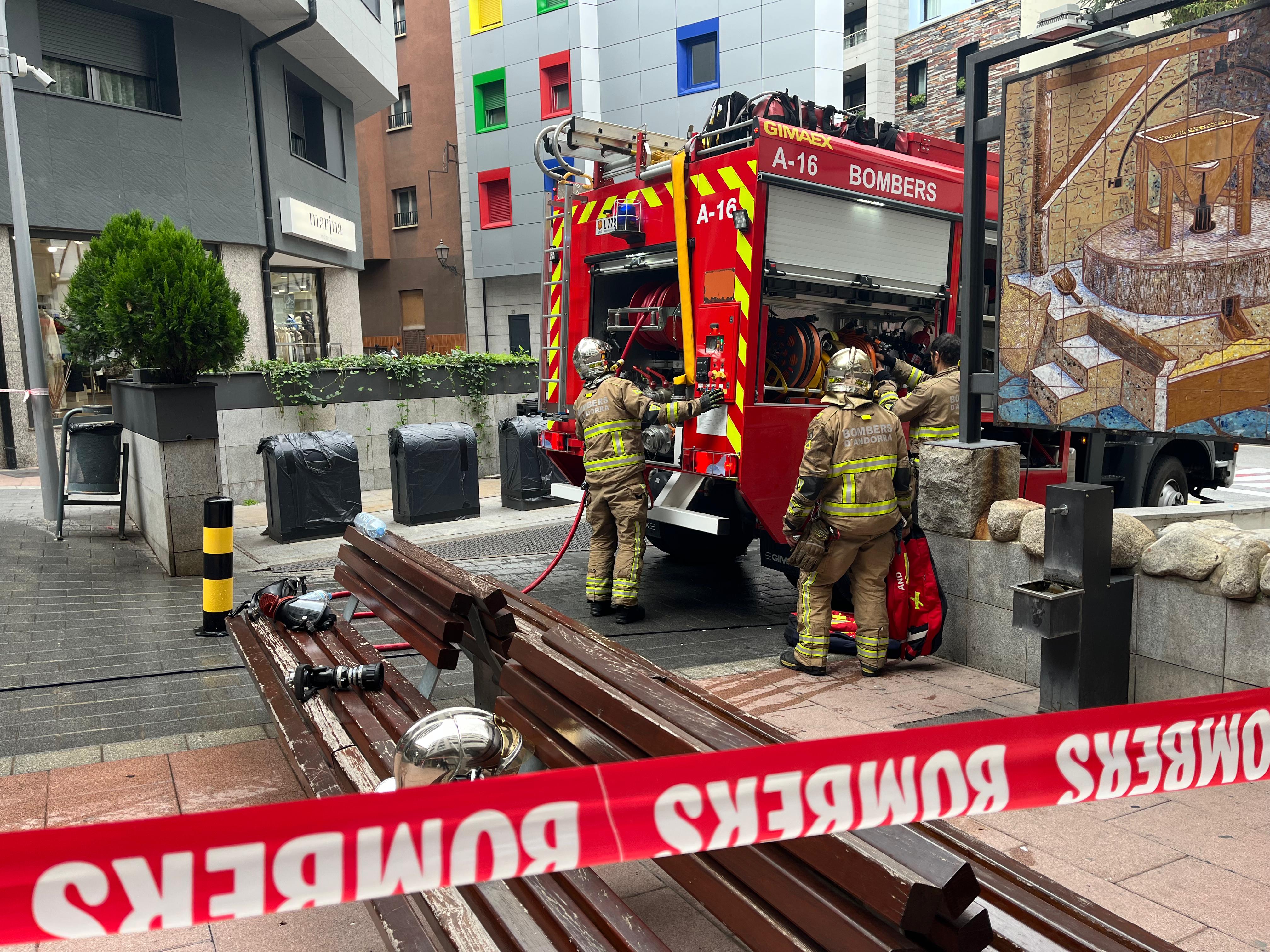 Els bombers actuant en l'incendi que s'ha originat a la sauna de les instal·lacions esportives.