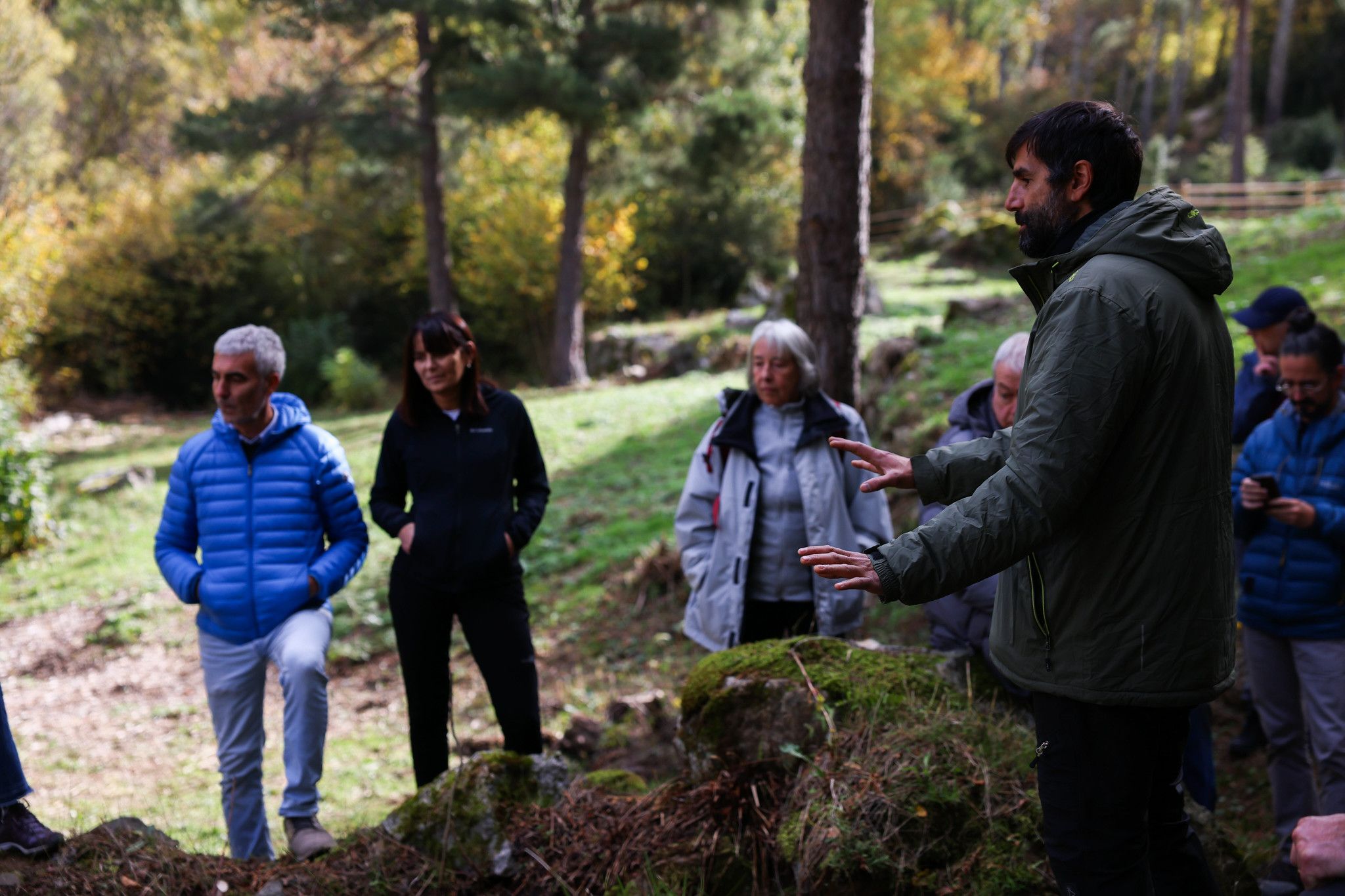 Les autoritats i els assistents observant l'estat de la borda Sabater.