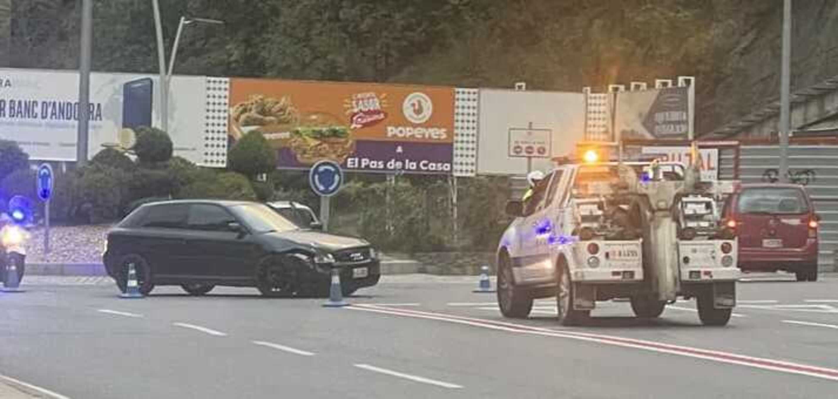 Un dels cotxes accidentats amb agents del servei de circulació de Sant Julià ja a lloc.