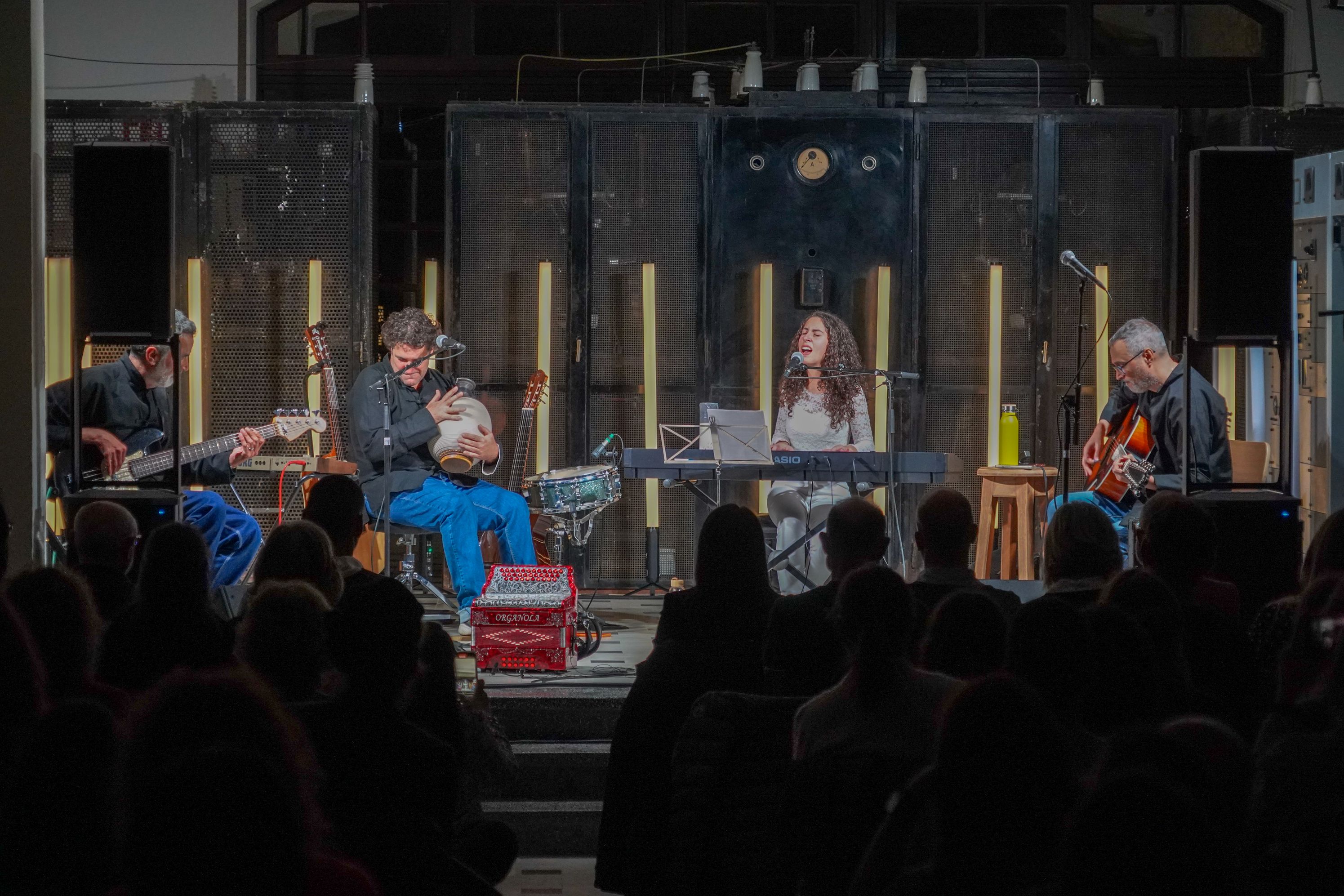 ‘Pàgina en blanc’ d’Eugènia Correia (amb Lluís Cartes) captiva a Ràdio Andorra amb un concert ple de color i emocions. 