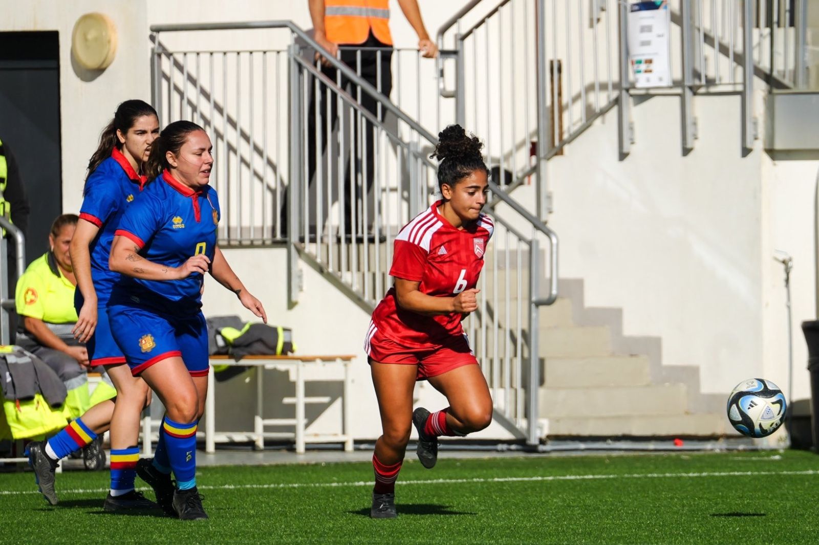 Marina Fernández, perseguint una de les atacants de Gibraltar. 