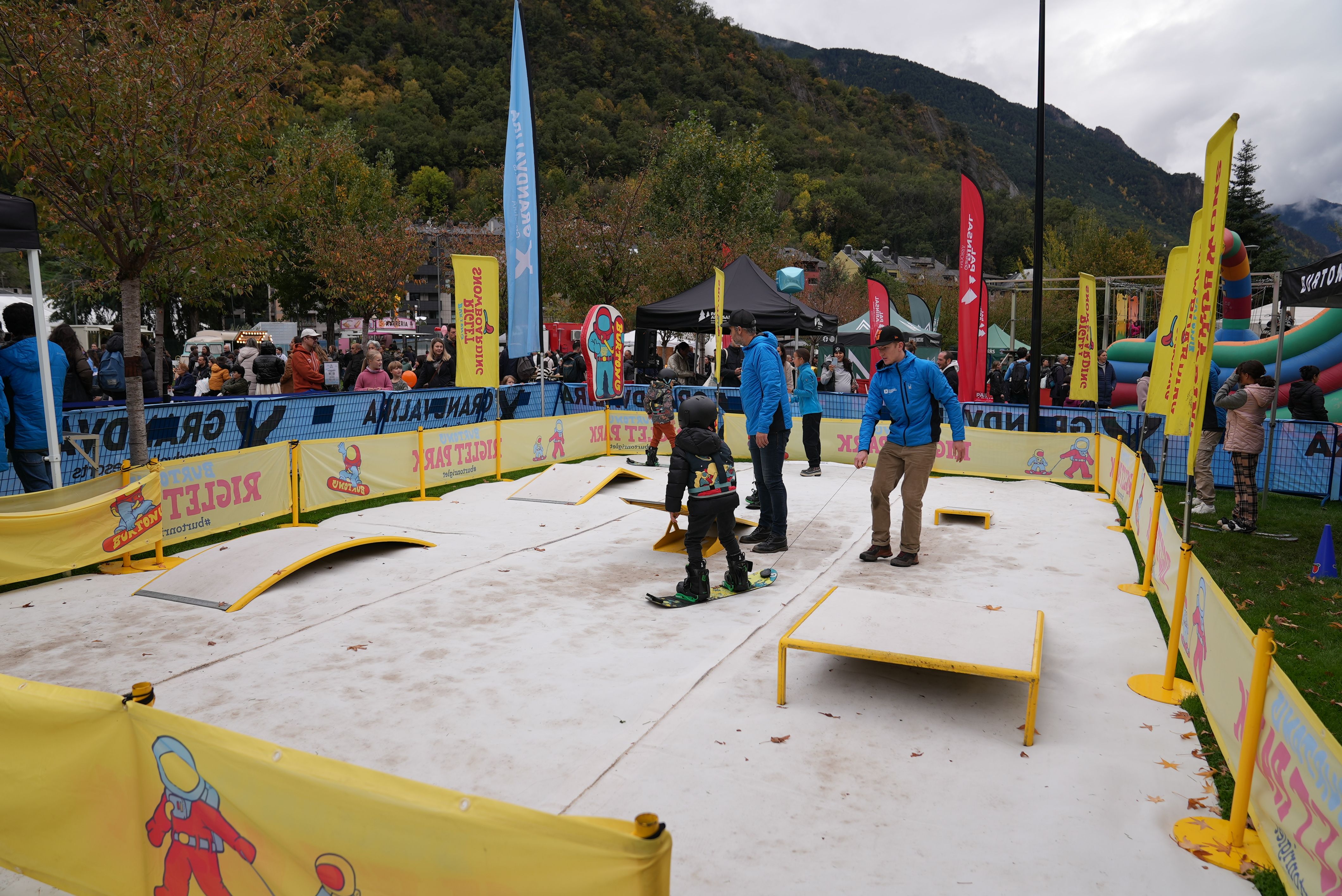 Els més petits han pogut gaudir de l'snowboard al recinte firal del Parc Central.