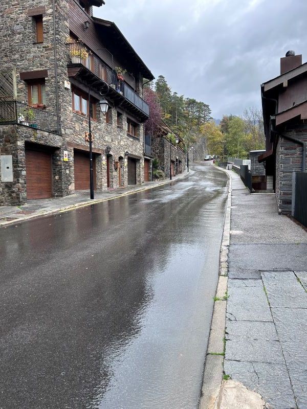 Part baixa del carrer Clota Verda on ja no es pot aparcar.